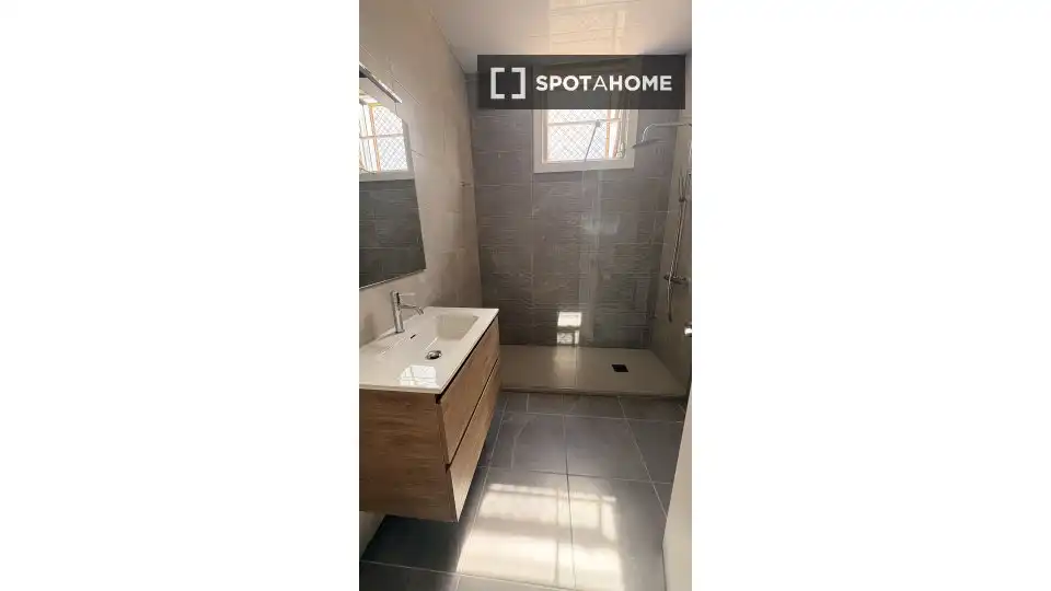 Bathroom of Flat for share in Sant Boi de Llobregat  with Air Conditioner, Heating and Furnished