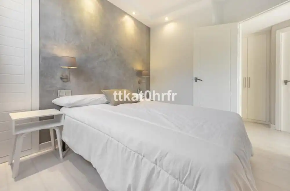 Dormitori de Apartament de lloguer en Marbella amb Aire condicionat, Terrassa i Moblat