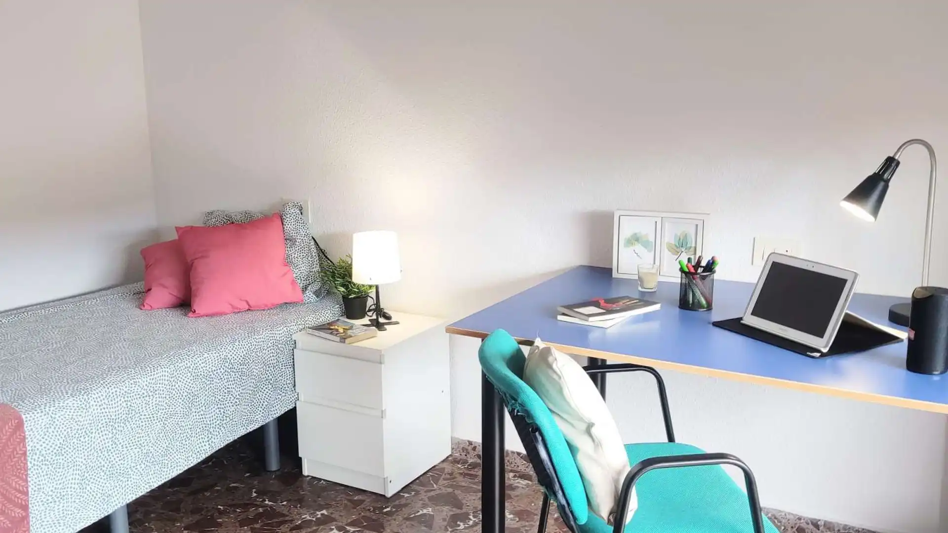 Bedroom of Flat for share in Paterna  with Air Conditioner, Terrace and Furnished