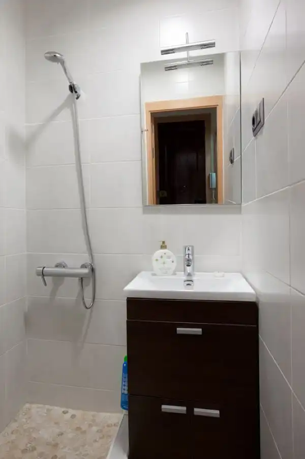Badezimmer von Wohnungen zum Verkauf in Barcelona mit Möbliert, Ofen und Mikrowelle