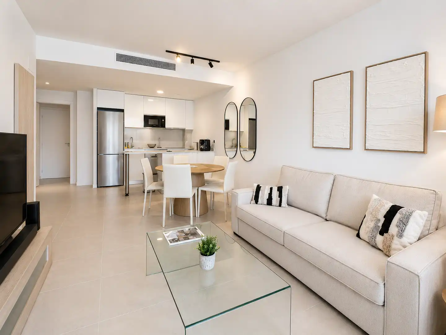 Sala d'estar de Planta baixa en venda en Estepona amb Aire condicionat, Terrassa i Moblat