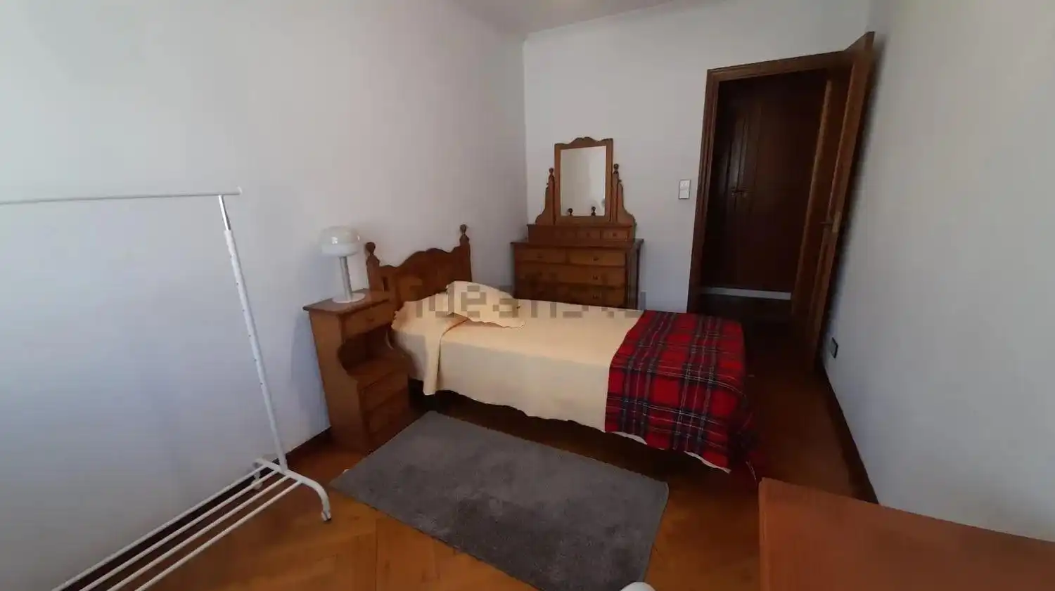 Dormitori de Pis de lloguer en Ourense Capital  amb Calefacció, Parquet i Balcó