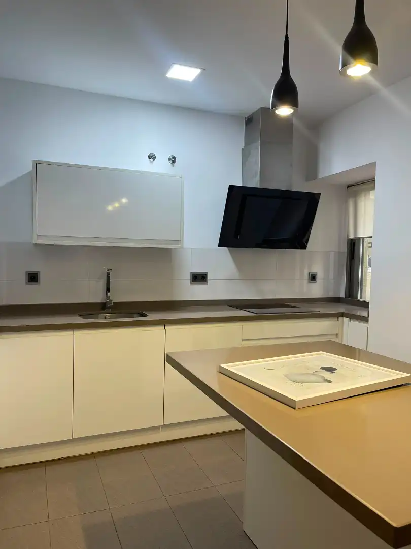 Cuina de Pis de lloguer en Plasencia amb Aire condicionat, Calefacció i Moblat
