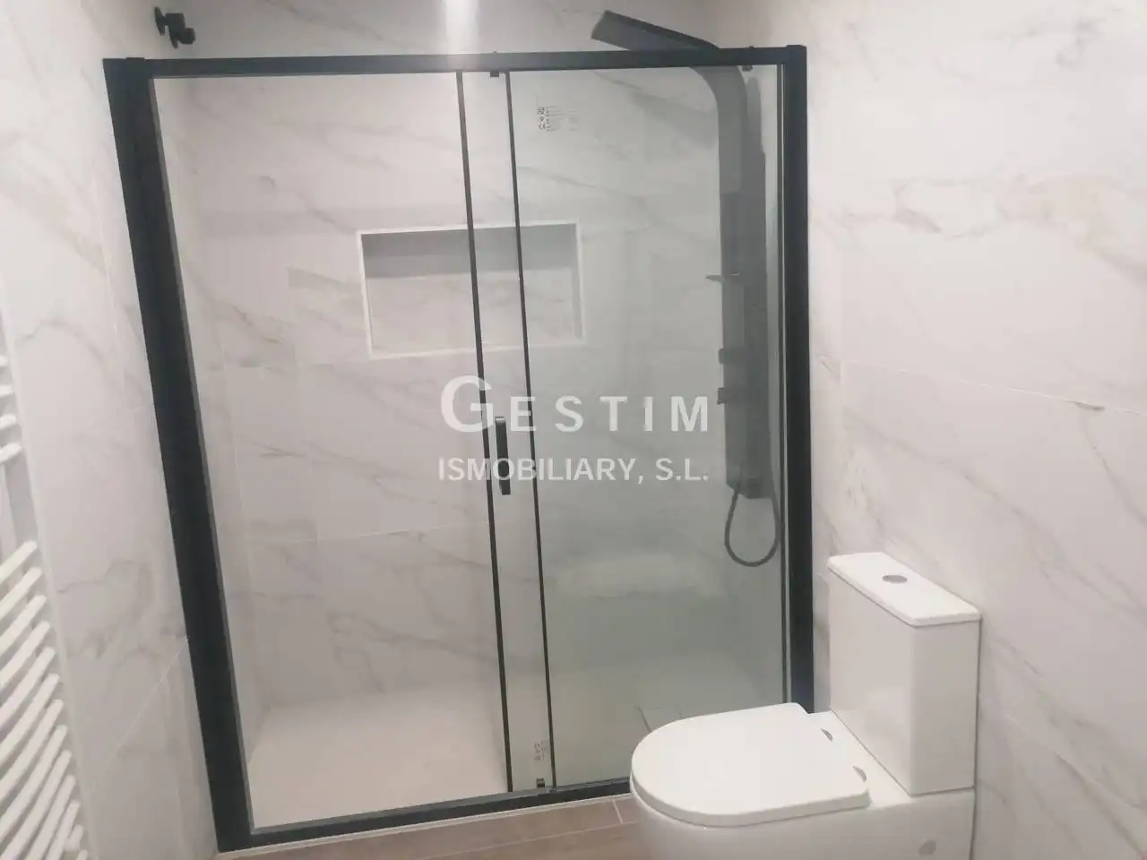 Baño de Piso en venta en Vic con Calefacción, Balcón y Alarma