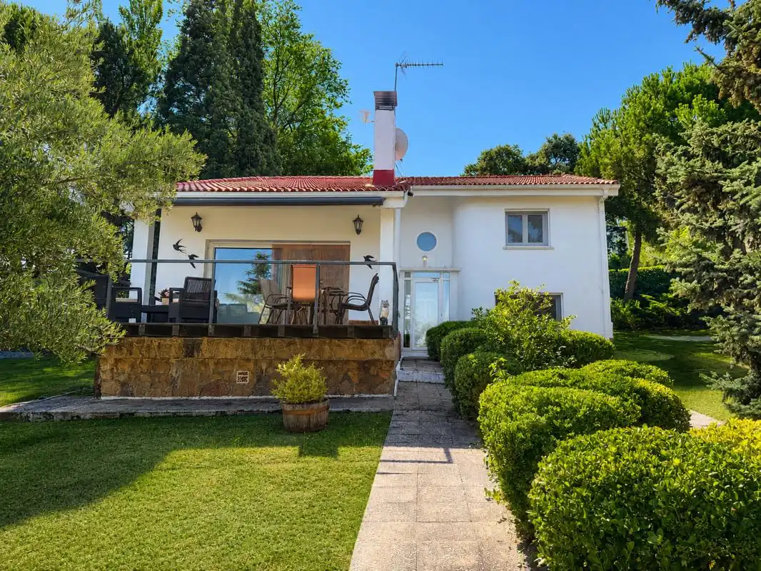Vista exterior de Finca rústica en venda en El Espinar amb Calefacció, Jardí privat i Terrassa