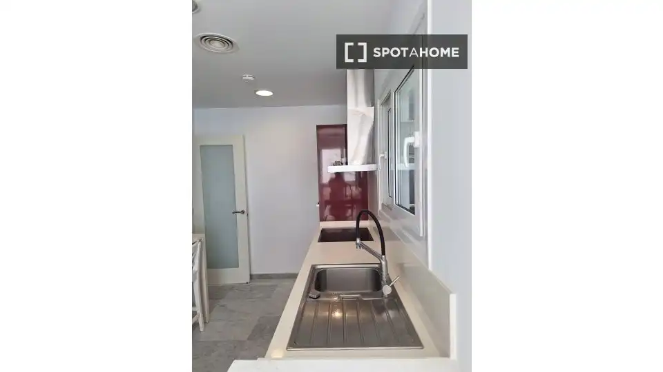 Cuina de Apartament per a compartir en Benidorm amb Aire condicionat, Terrassa i Moblat