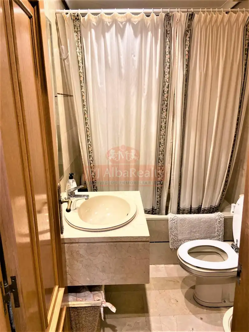Badezimmer von Wohnungen zum Verkauf in Albacete mit Klimaanlage, Heizung und Parkett