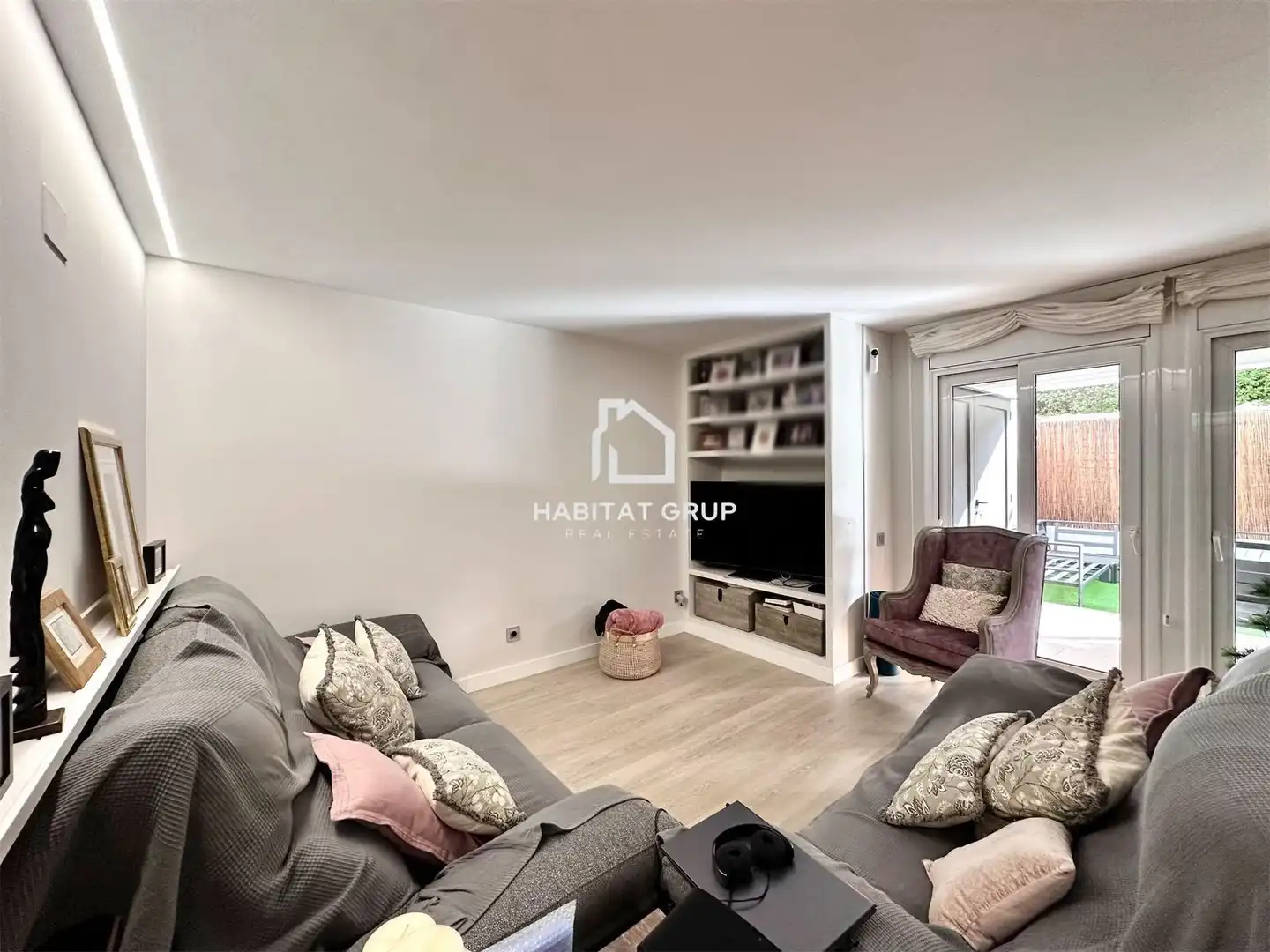 Living room of Duplexes for sale in Sant Feliu de Llobregat  with Air Conditioner, Heating and Private garden