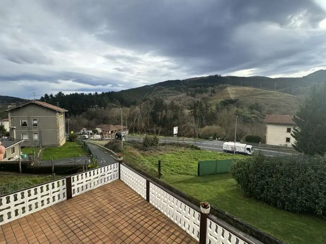 Vista exterior de Casa o xalet en venda en Lemoa amb Calefacció, Jardí privat i Moblat
