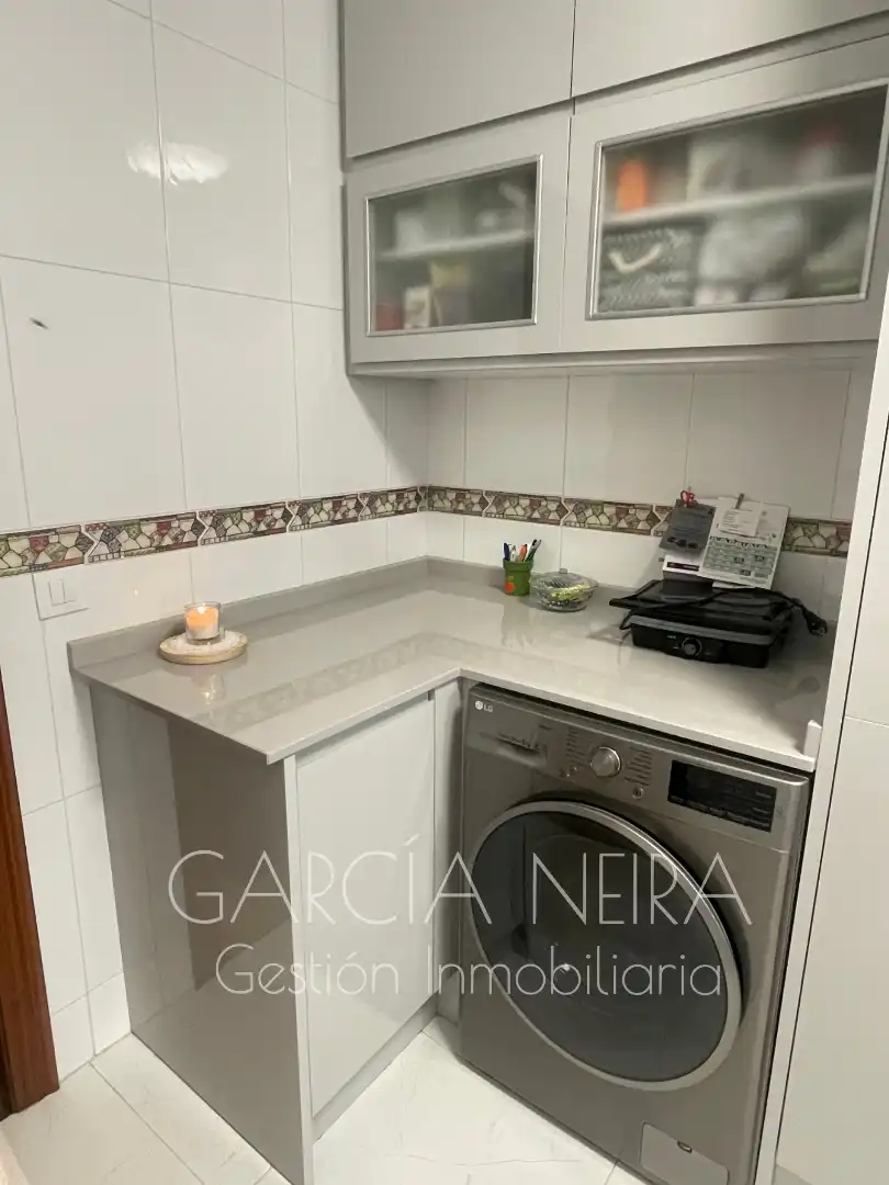 Cuina de Pis en venda en Oviedo  amb Calefacció, Jardí privat i Parquet