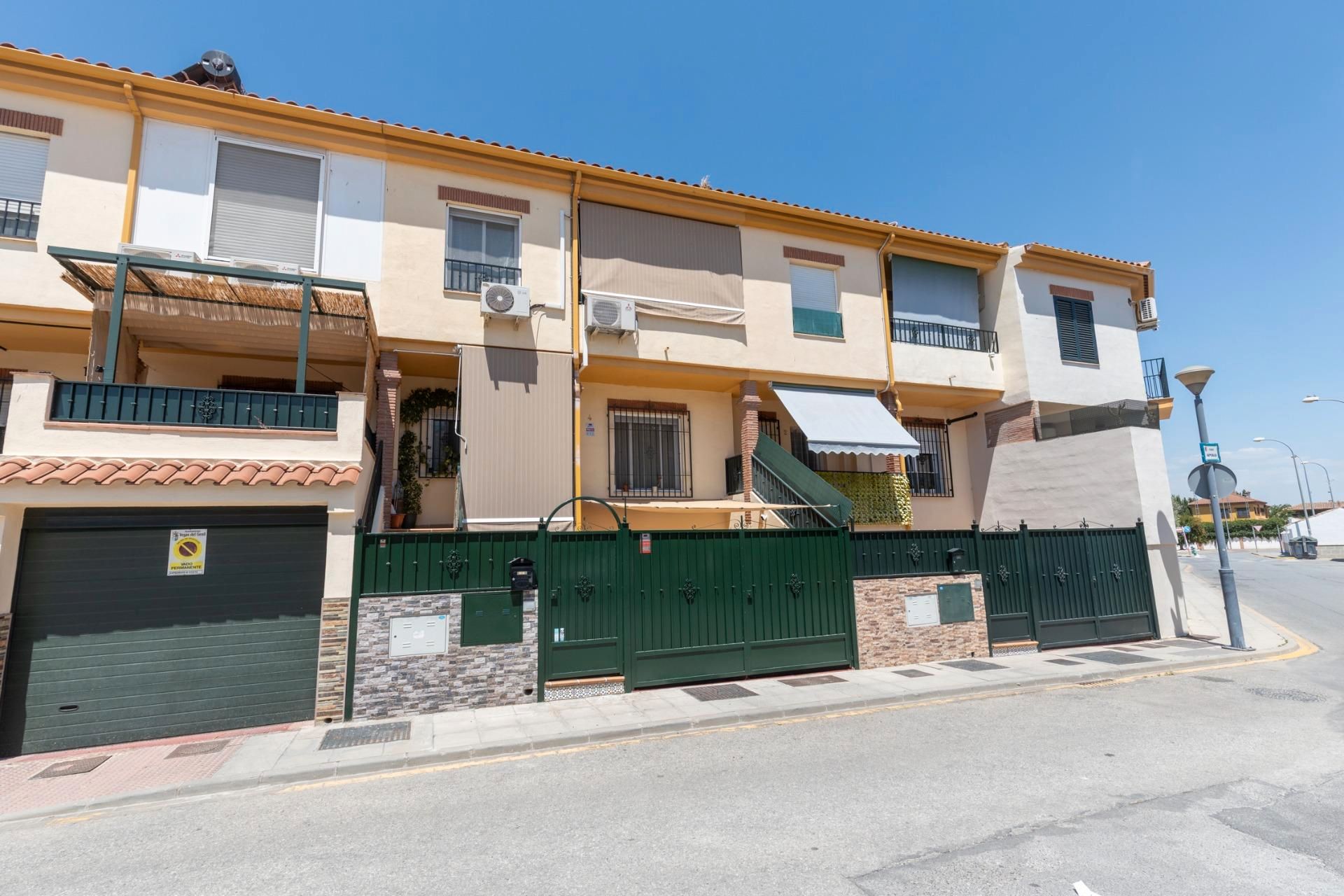 Exterior view of Single-family semi-detached for sale in Vegas del Genil  with Air Conditioner, Heating and Parquet flooring