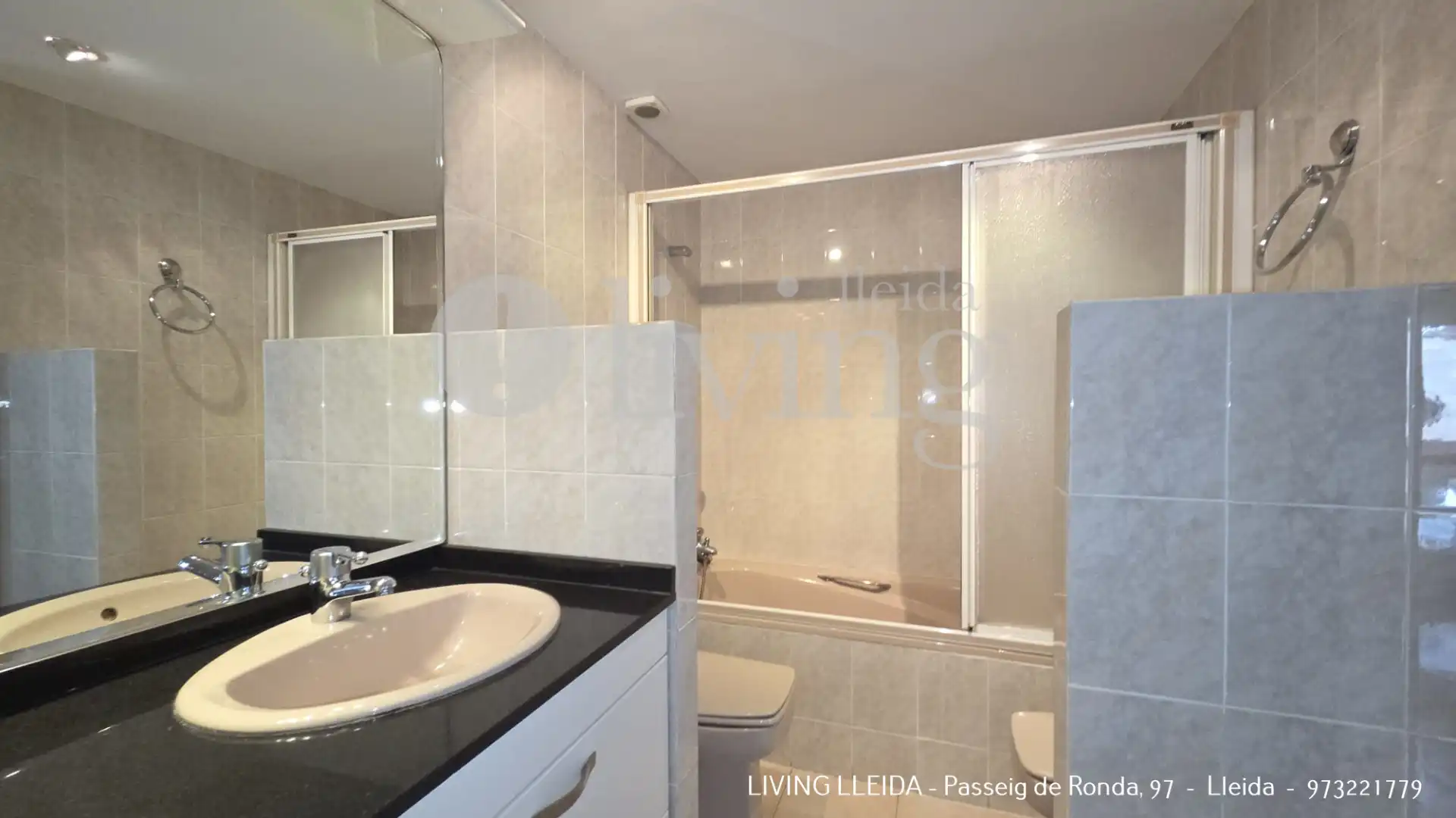Badezimmer von Einfamilien-Reihenhaus zur Miete in Lleida mit Klimaanlage, Heizung und Privatgarten