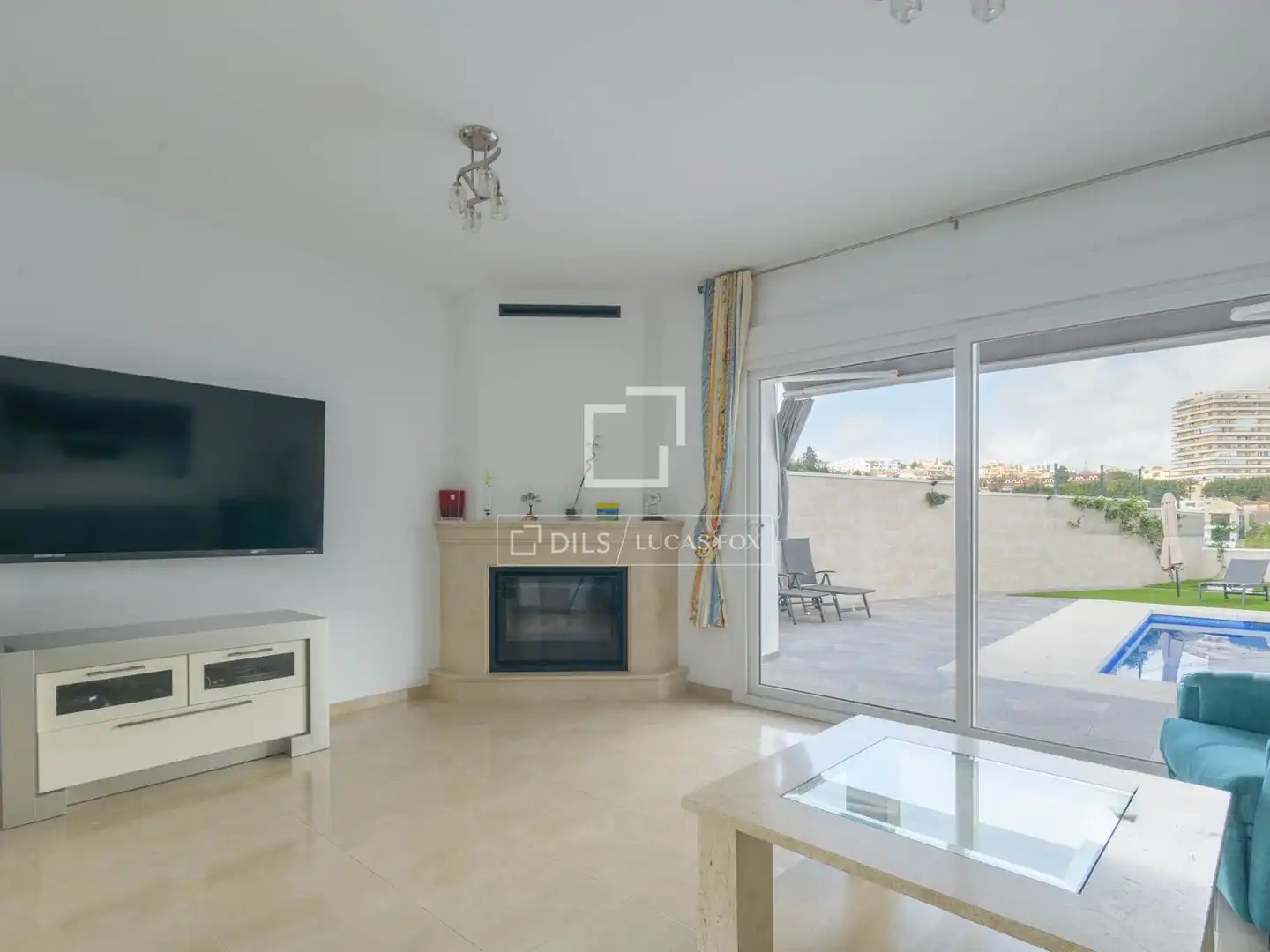 Sala d'estar de Casa o xalet en venda en Benalmádena amb Aire condicionat, Calefacció i Jardí privat