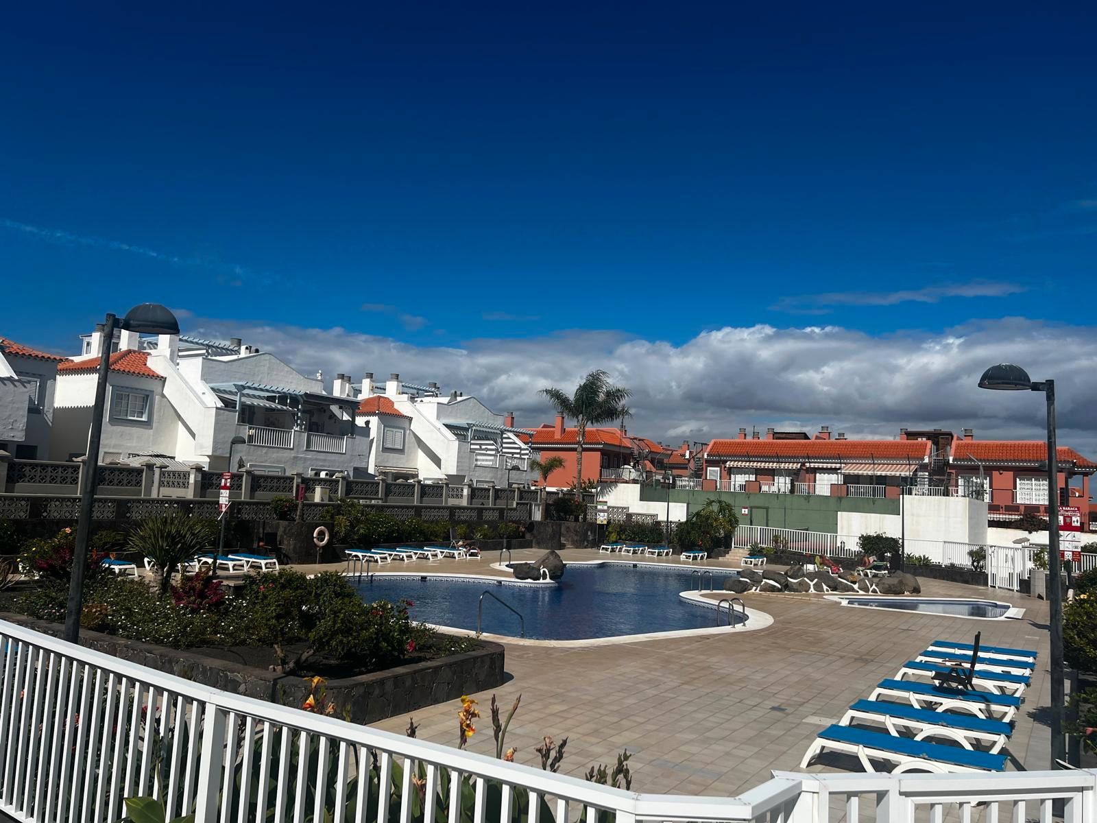 Vista exterior de Casa adosada en venda en Arona amb Jardí privat, Terrassa i Balcó