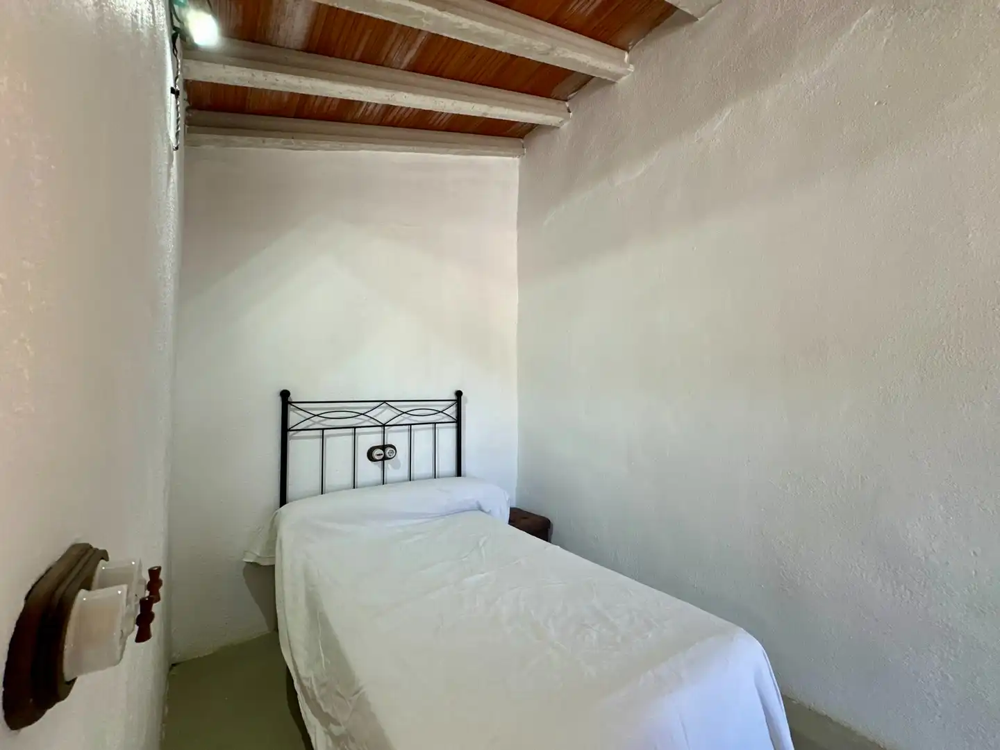 Dormitori de Finca rústica en venda en Sierro amb Aire condicionat, Calefacció i Jardí privat