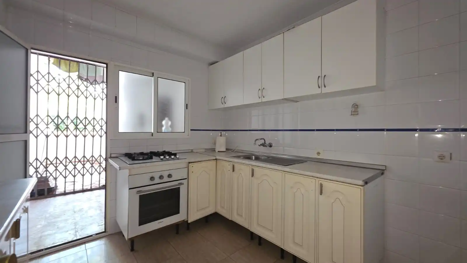 Cocina de Piso en venta en Marbella con Terraza, Piscina y Horno