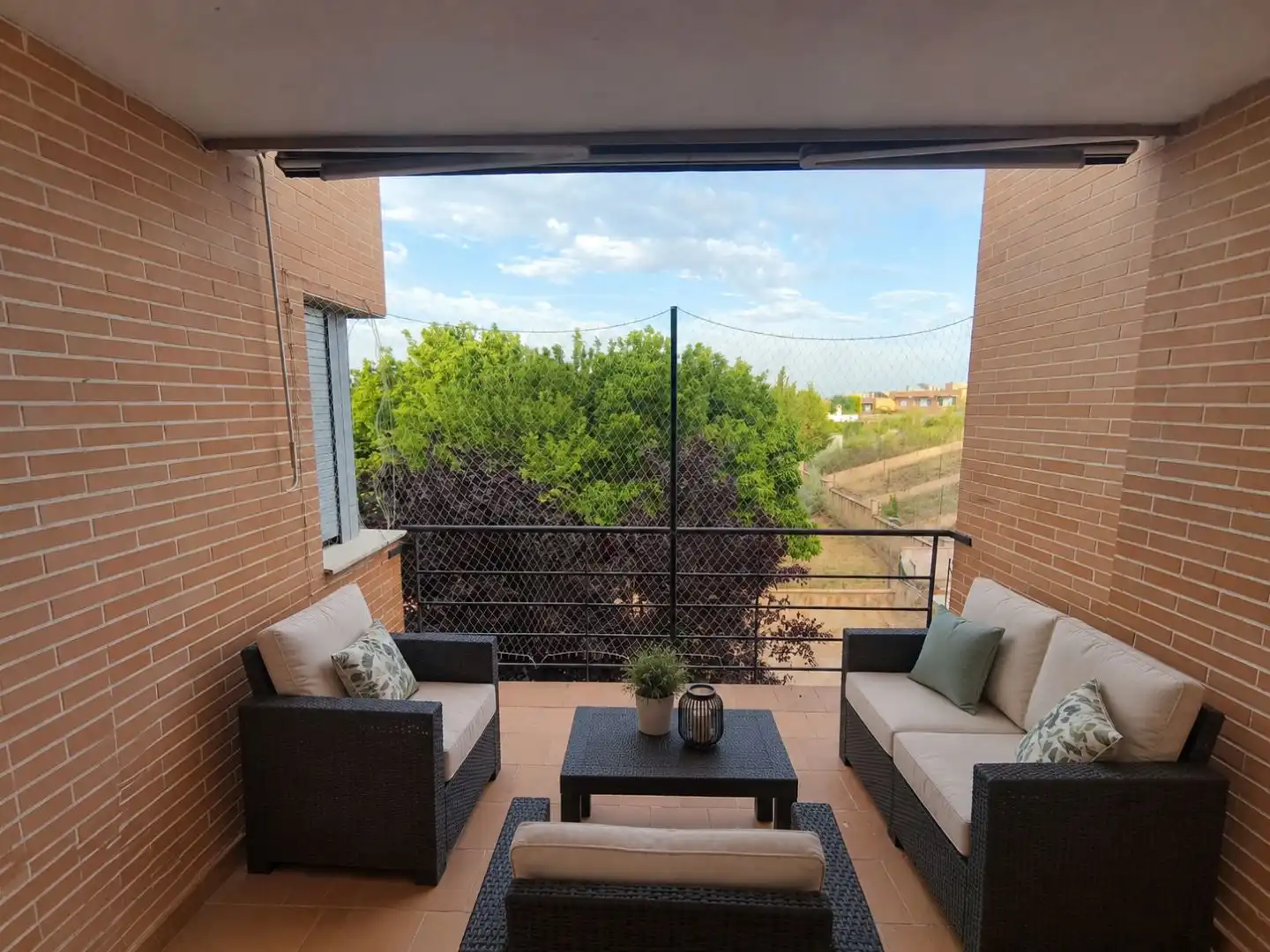 Chalet con piscina en venta en Calle de la Camelia 24