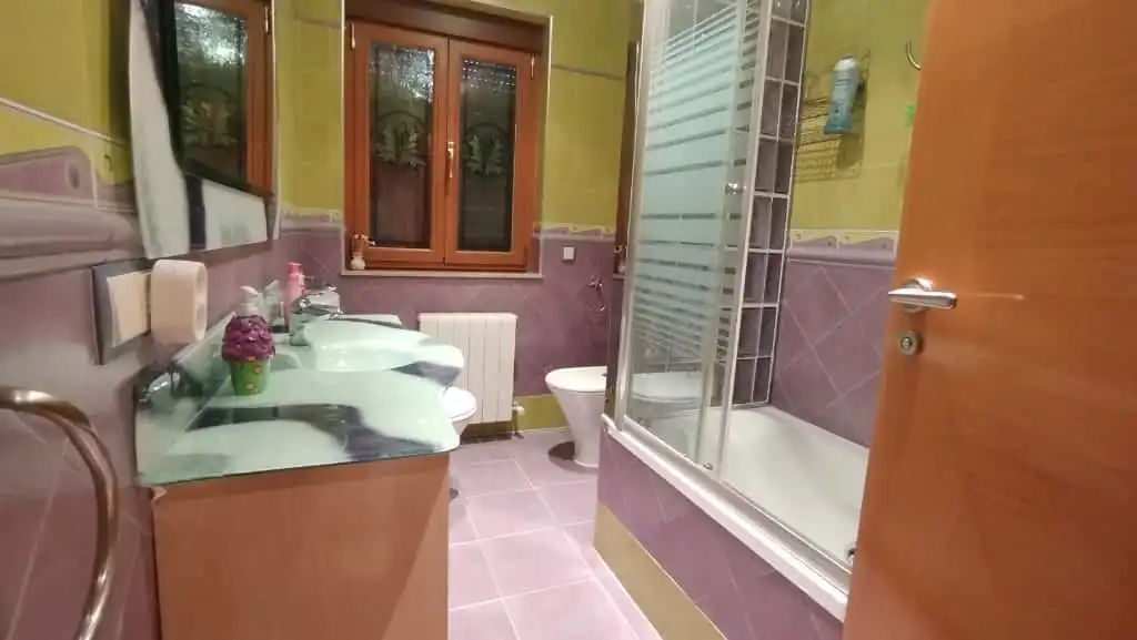 Bany de Casa o xalet en venda en Villamayor amb Calefacció, Jardí privat i Terrassa