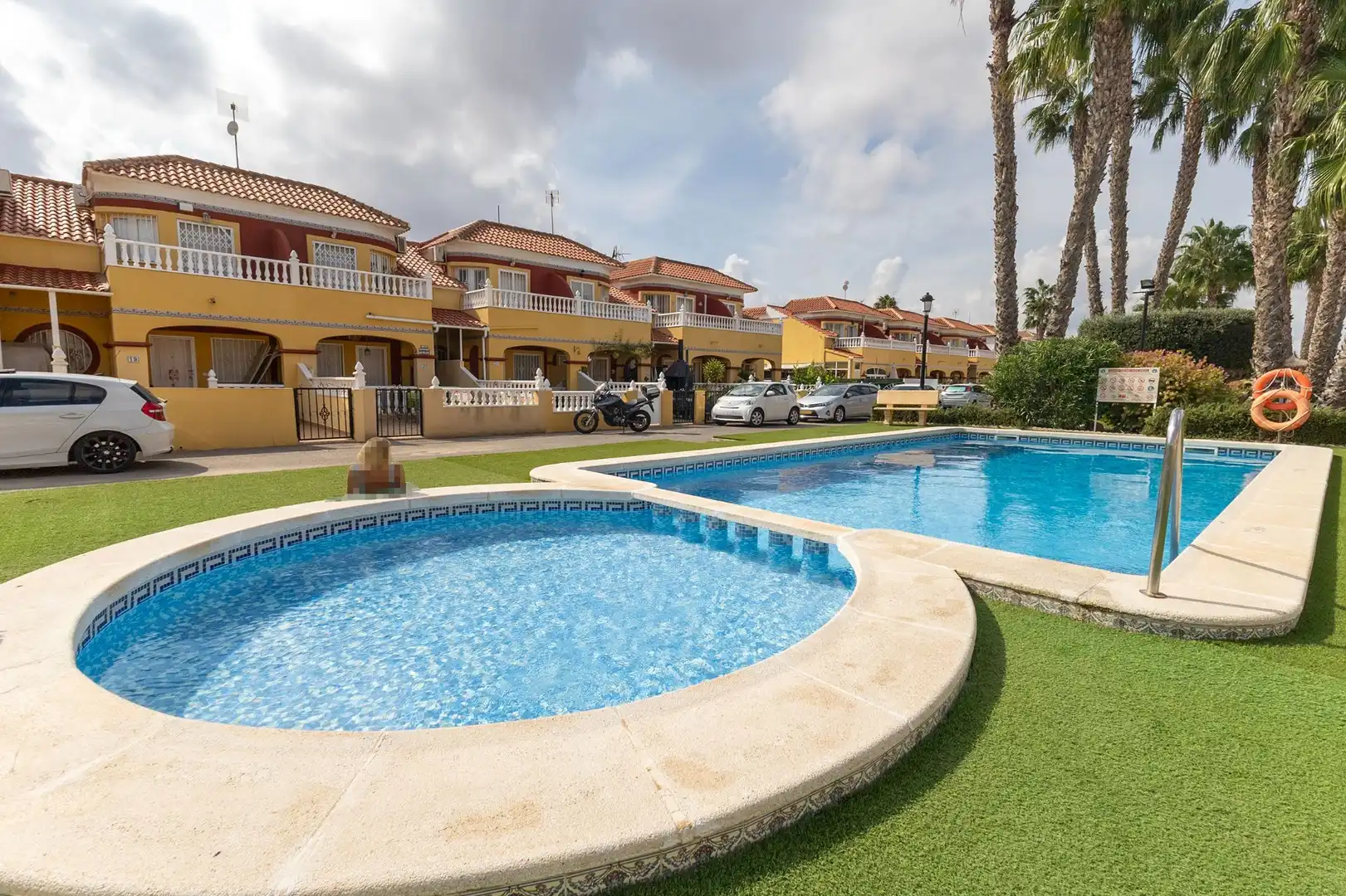 Schwimmbecken von Einfamilien-Reihenhaus zum Verkauf in Torrevieja mit Privatgarten, Terrasse und Gemeinschaftspool