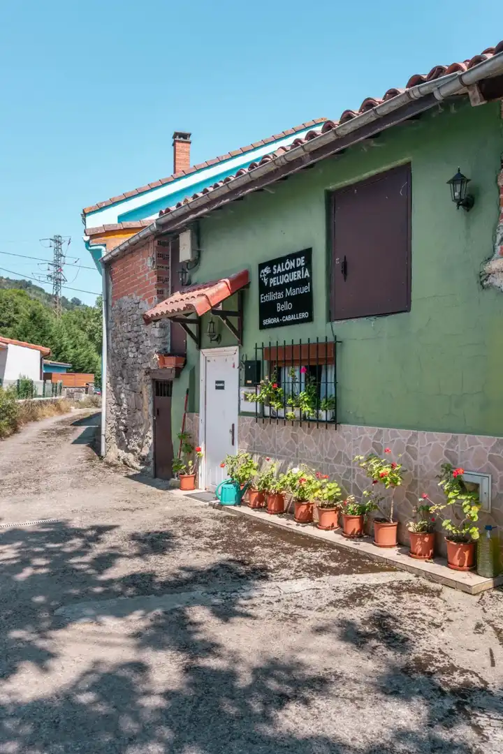 Vista exterior de Casa o chalet en venta en Sariego con Calefacción, Terraza y Amueblado