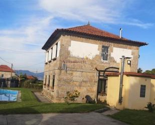 Vista exterior de Casa o xalet en venda en Vigo  amb Jardí privat i Piscina