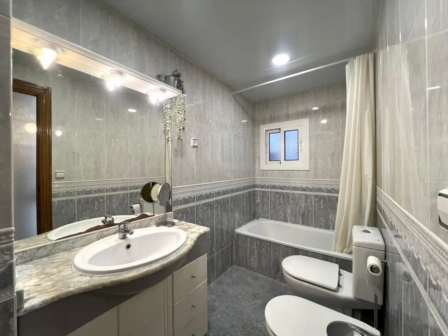 Bathroom of Flat for sale in L'Hospitalet de Llobregat  with Air Conditioner, Heating and Furnished
