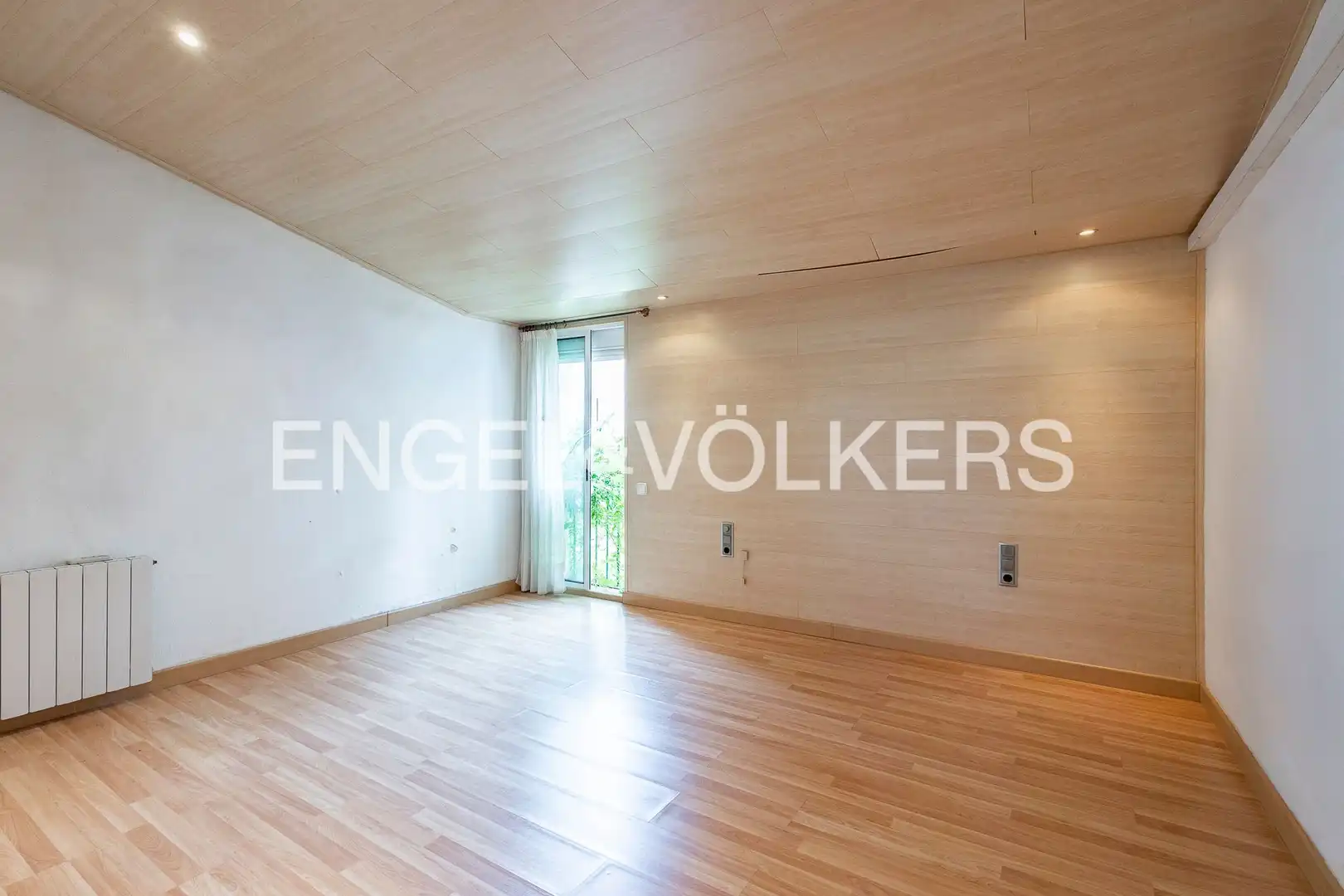 Wohnzimmer von Einfamilien-Reihenhaus zum Verkauf in Barcelona mit Klimaanlage, Heizung und Privatgarten