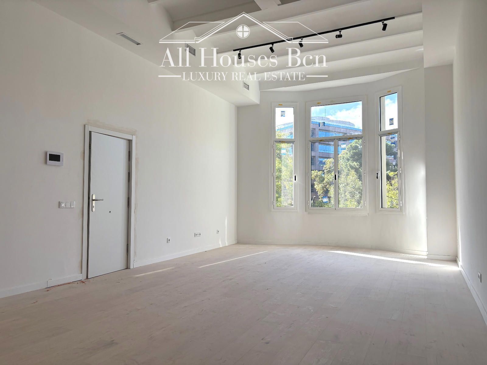 Exterior view of Duplex for sale in  Barcelona Capital  with Air Conditioner, Heating and Parquet flooring