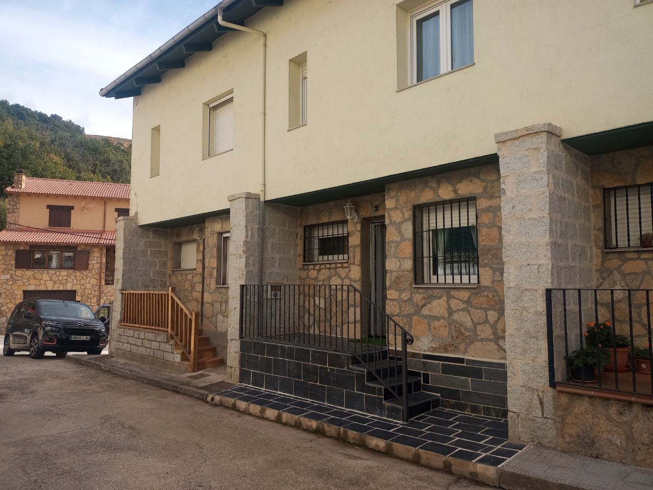 Vista exterior de Casa adosada en venda en San Juan de Gredos amb Calefacció, Terrassa i Moblat