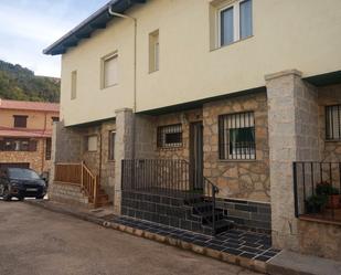 Vista exterior de Casa adosada en venda en San Juan de Gredos amb Calefacció, Terrassa i Moblat