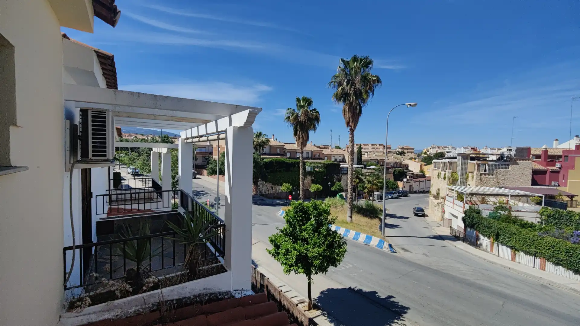 Vista exterior de Casa adosada en venta en Huétor Vega con Calefacción, Jardín privado y Piscina