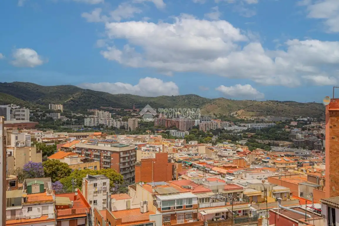 Vista exterior de Piso en venta en Barcelona con Calefacción y Parquet