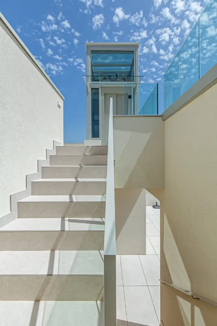 Außenansicht von Haus oder Chalet zum Verkauf in Sitges mit Klimaanlage, Heizung und Privatgarten