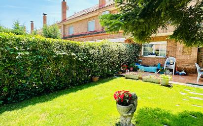 Jardí de Casa adosada en venda en Alcorcón amb Jardí privat, Moblat i Alarma