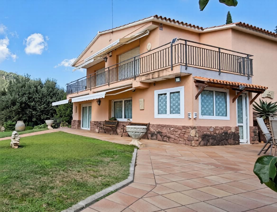 Vista exterior de Casa o xalet en venda en Tagamanent amb Jardí privat, Terrassa i Piscina