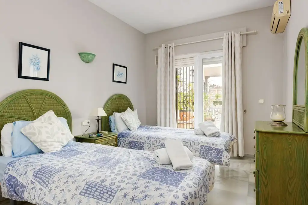 Dormitori de Casa o xalet en venda en Mijas amb Aire condicionat, Jardí privat i Terrassa
