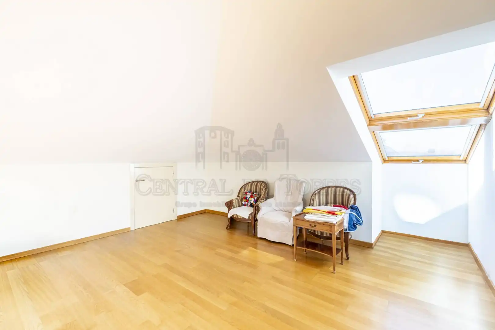 Living room of Attic for sale in Sant Cugat del Vallès  with Air Conditioner, Heating and Terrace