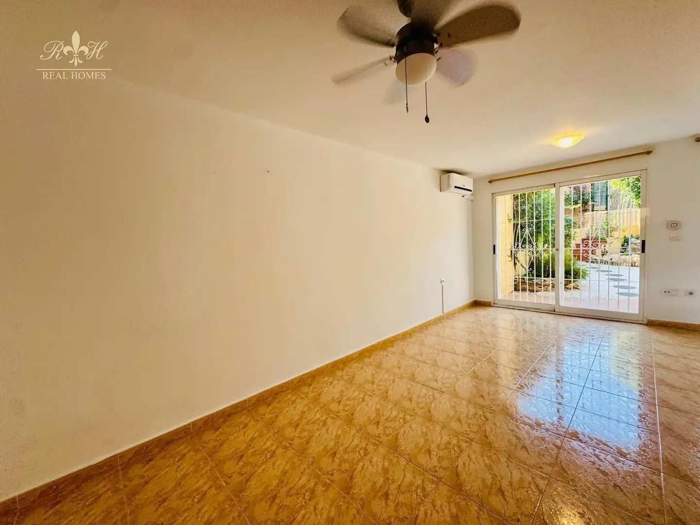 Sala de estar de Dúplex en venta en L'Alfàs del Pi con Aire acondicionado, Jardín privado y Piscina