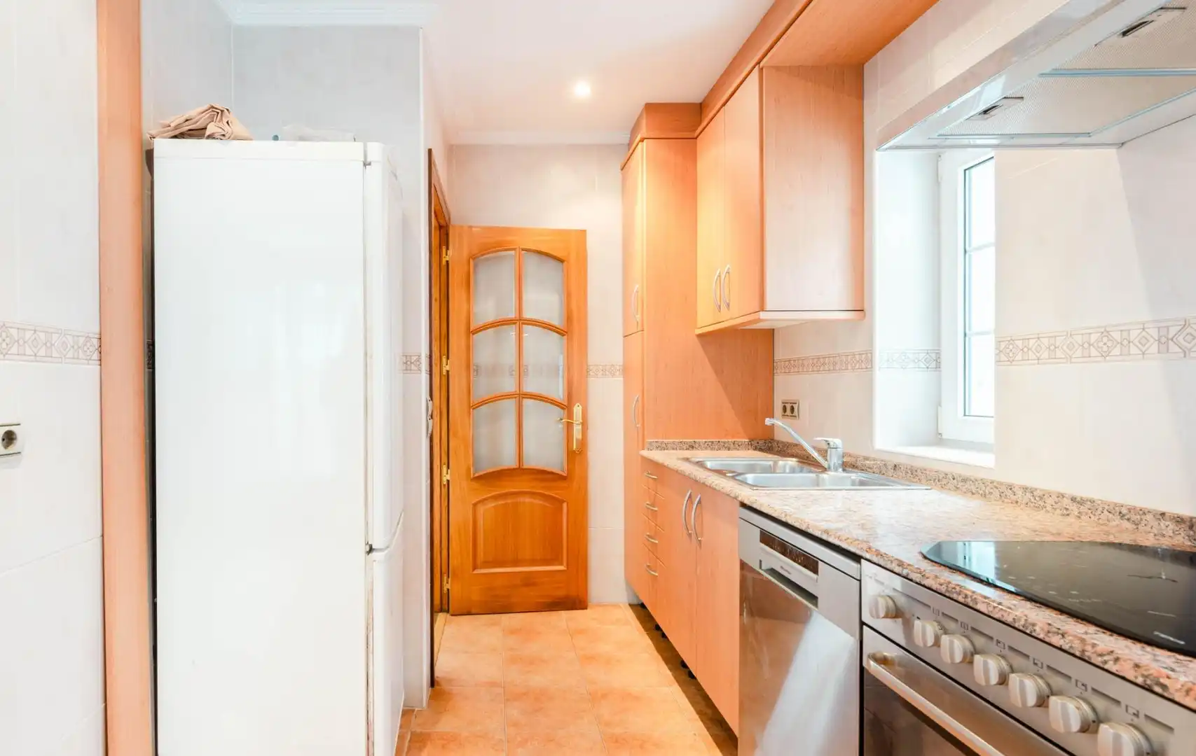 Cuina de Casa o xalet en venda en Oviedo  amb Calefacció, Terrassa i Traster