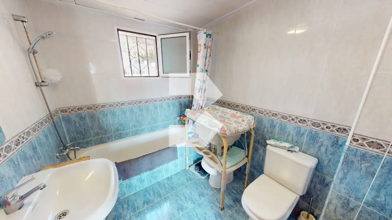 Badezimmer von Einfamilien-Reihenhaus zum Verkauf in Mutxamel mit Klimaanlage, Heizung und Terrasse