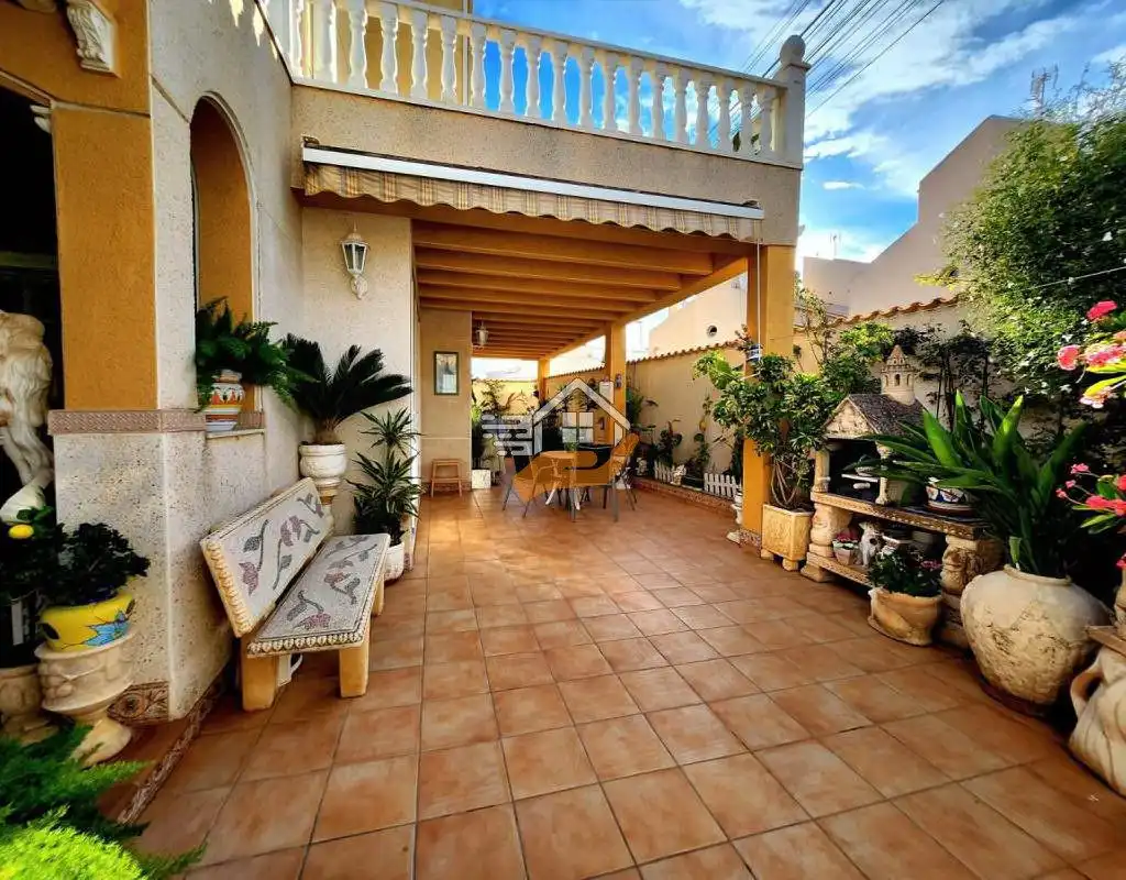 Detached house with terrace for sale in Playa de los Locos