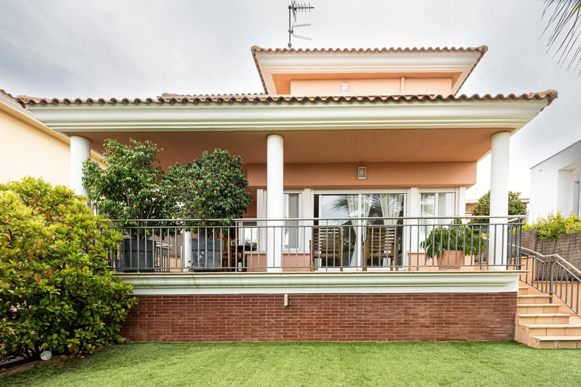 Exterior view of House or chalet for sale in Vilassar de Dalt  with Air Conditioner, Heating and Private garden