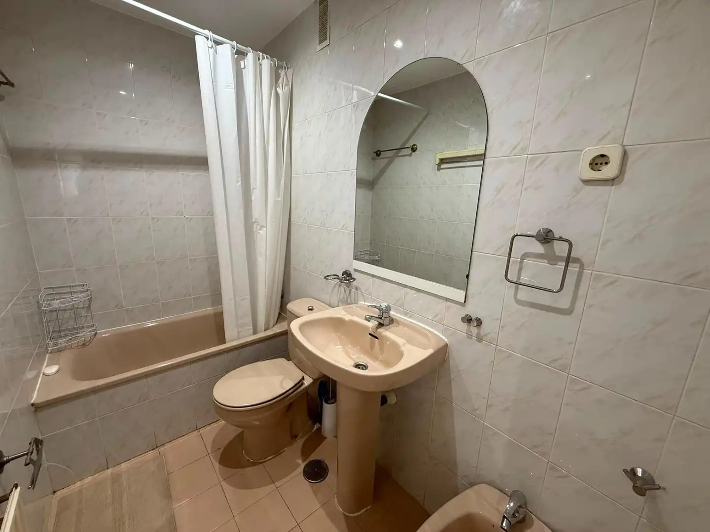 Bathroom of Flat for rent in Madrid  with Air Conditioner, Heating and Furnished