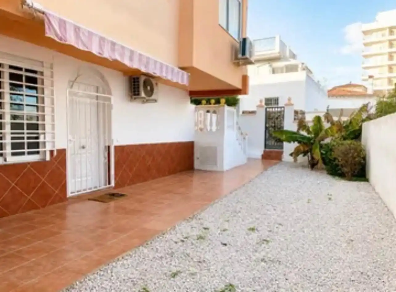 Vista exterior de Planta baixa en venda en Torremolinos amb Aire condicionat, Calefacció i Jardí privat