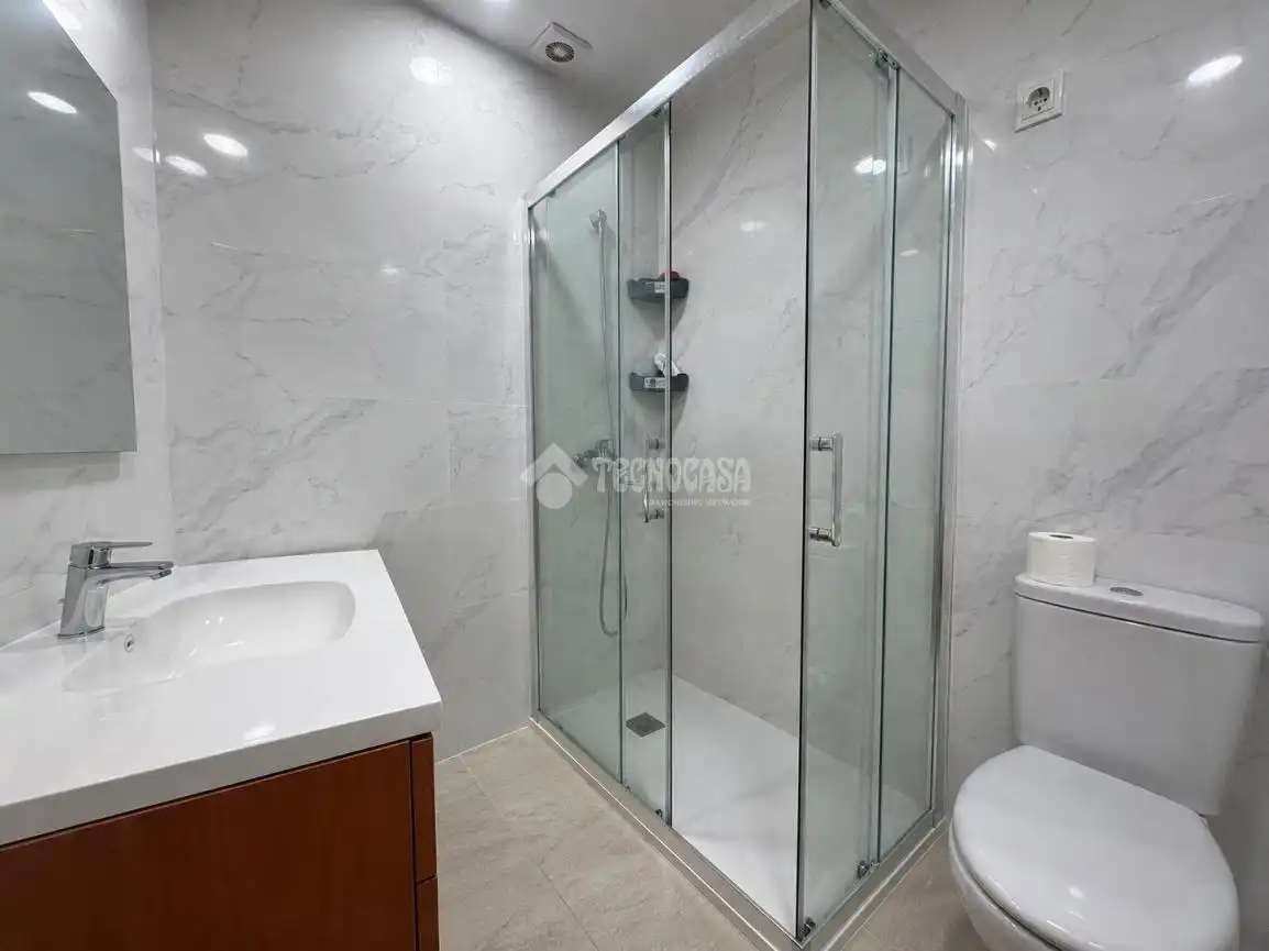 Bathroom of Flat for sale in Madrid
