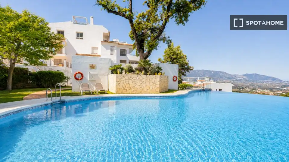Piscina de Apartamento para compartir en Ojén con Aire acondicionado, Terraza y Amueblado
