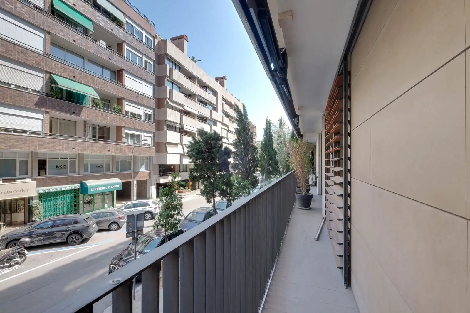 Außenansicht von Wohnung zum Verkauf in Barcelona mit Klimaanlage, Heizung und Ofen
