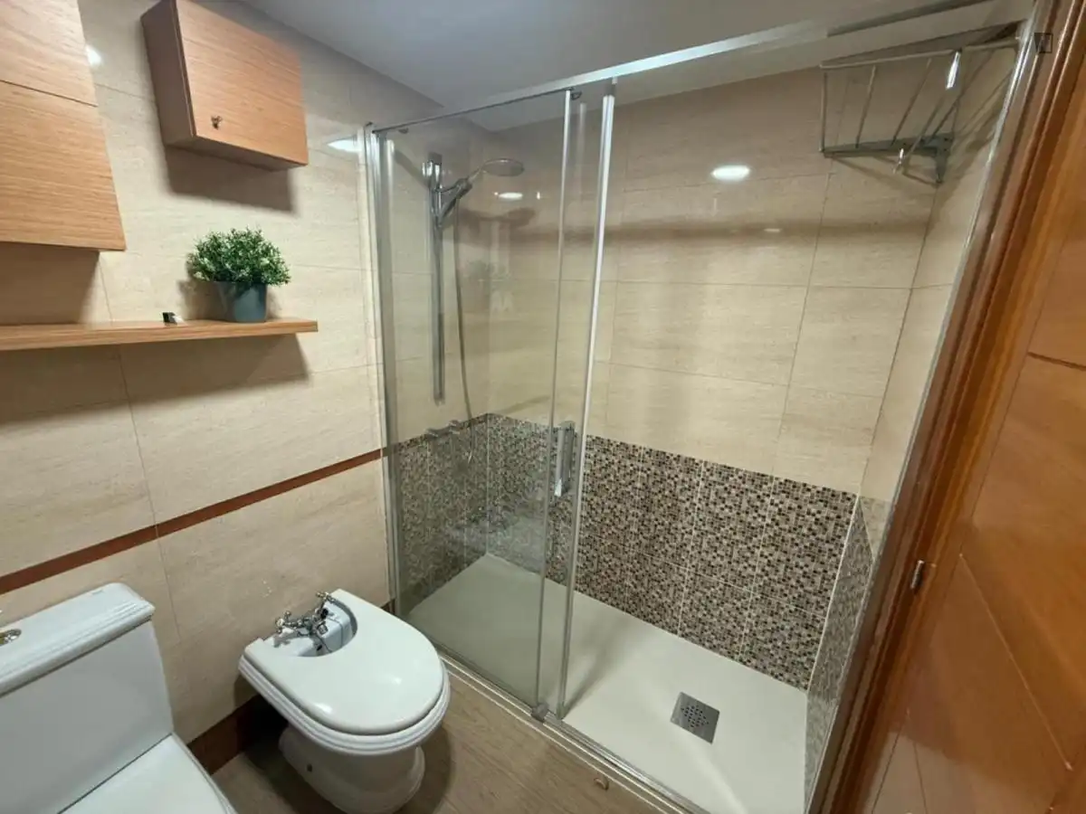 Bany de Apartament per a compartir en Fuenlabrada amb Aire condicionat, Moblat i Forn