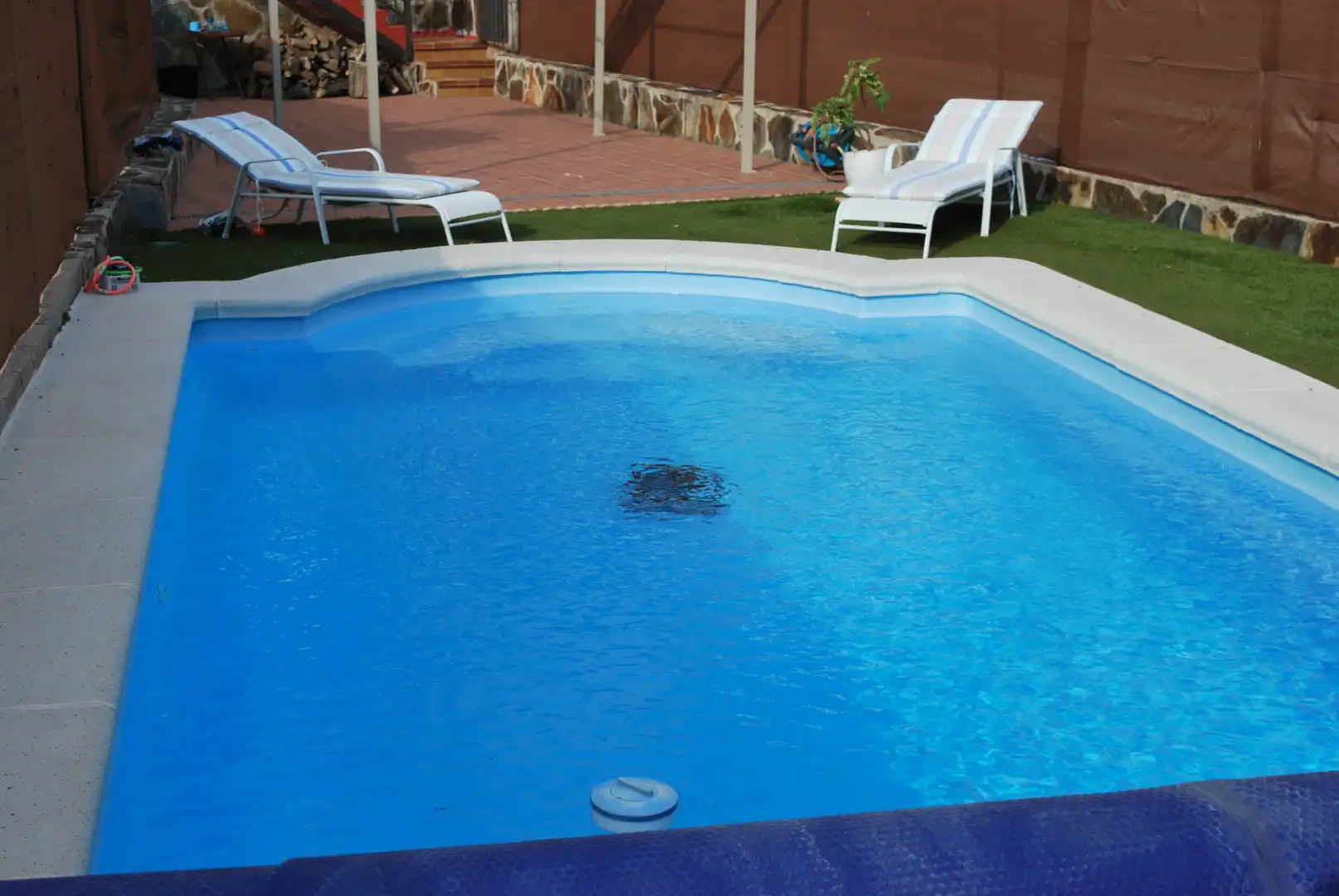 Schwimmbecken von Einfamilien-Reihenhaus zum Verkauf in Valdemorillo mit Privatgarten, Terrasse und Abstellraum
