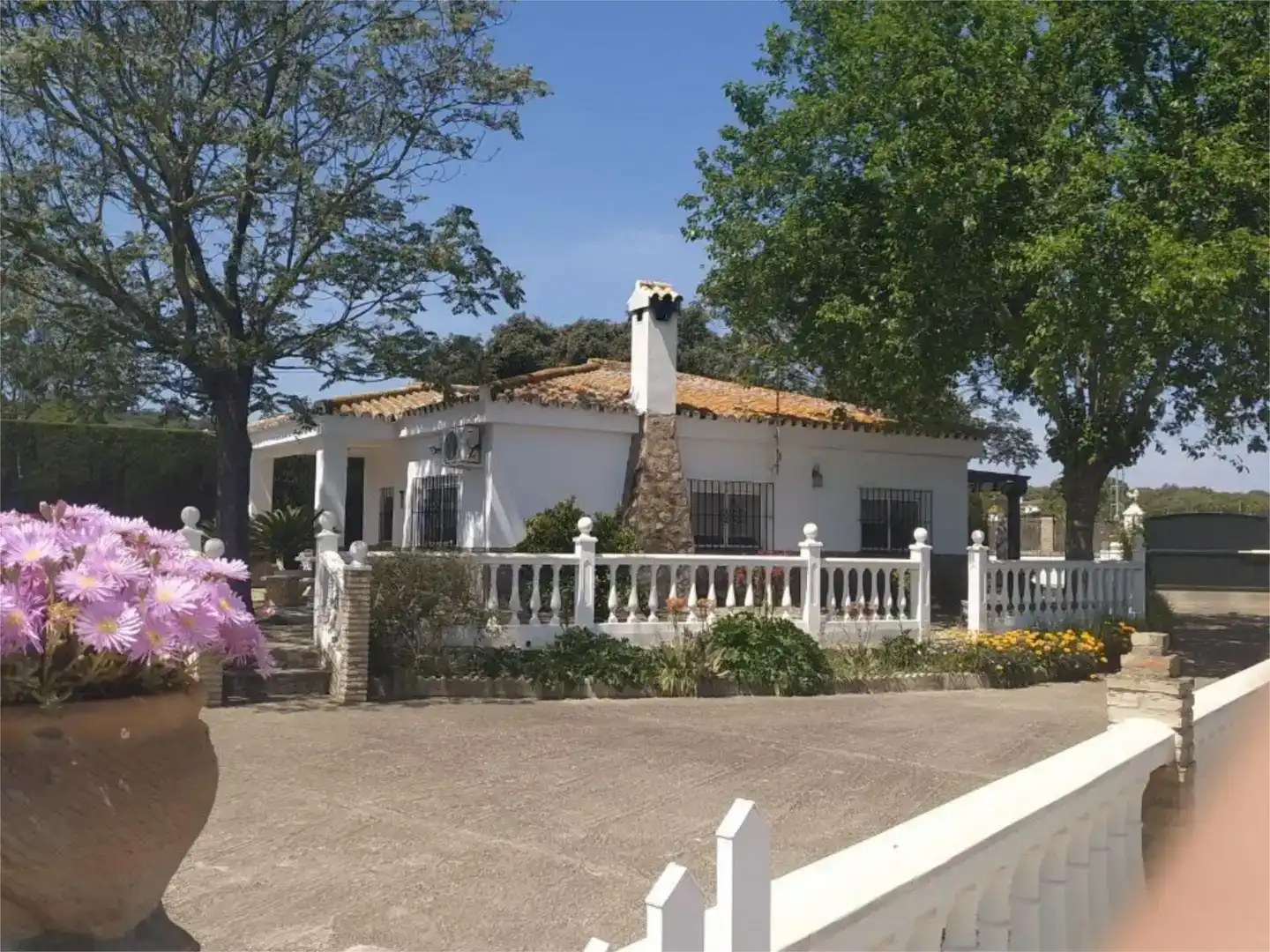 Vista exterior de Pis en venda en Castilblanco de los Arroyos amb Aire condicionat, Jardí privat i Piscina